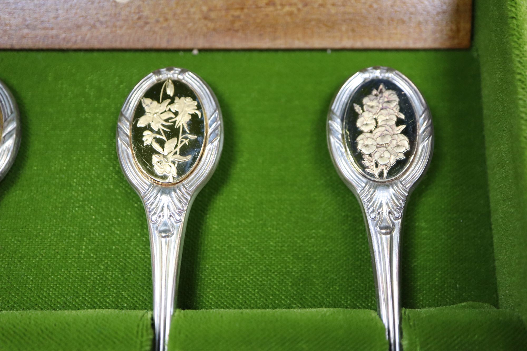 A modern cased set of twelve RHS parcel gilt silver flower spoon set.